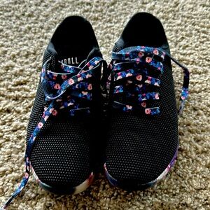 No Bull size 6.5. Great for weight training with the flat bottom.